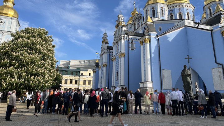 Великдень: кияни освячують паски Михайлівському соборі