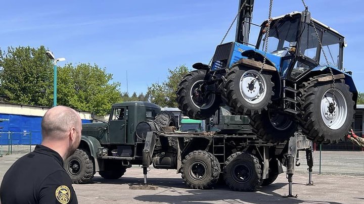 Київські митники передали військовим ЗСУ конфісковану техніку