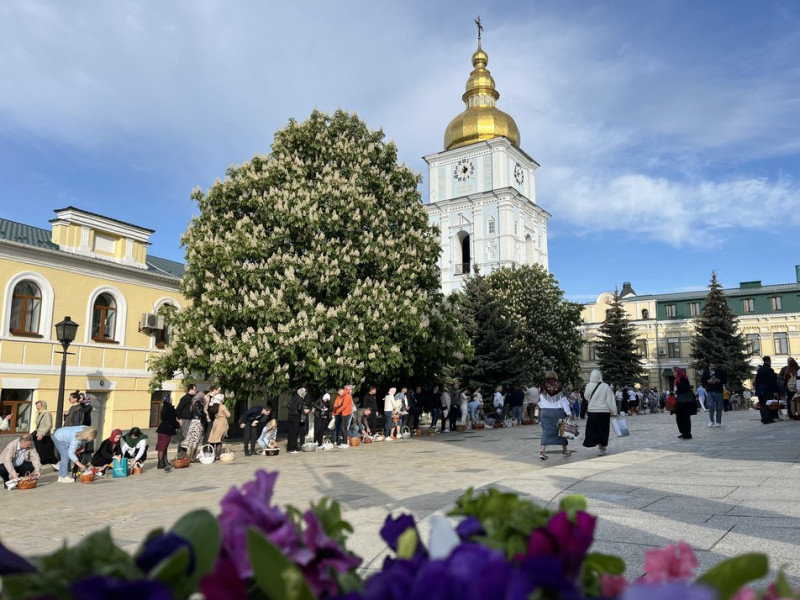 Великдень: кияни освячують паски Михайлівському соборі