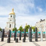 Друга річниця оборони Маріуполя: в центрі Києва відкрили виставку про облогу міста