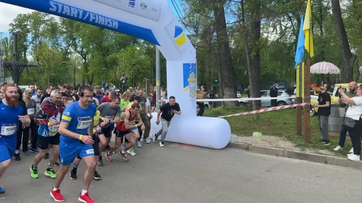 Зібрали понад пів мільйона гривень для ветерана ЗСУ: на Київщині відбувся благодійний піший марафон