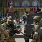 Розстріляли собаку та катували цивільних: трьох військових РФ судитимуть за злочини на Київщині