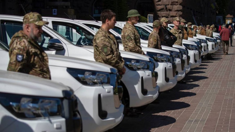Автівки, системи Starlink, дрони: Київ передав допомогу бійцям ЗСУ