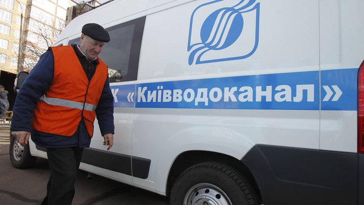 У Києві сталася аварія на водопроводі: жителі Печерська частково залишилися без води, рух транспорту обмежений