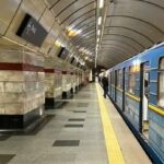Жінка потрапила під потяг: у Києві чотири станції "синьої гілки" метро були тимчасово зачинені на вхід для пасажирів