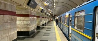 Жінка потрапила під потяг: у Києві чотири станції "синьої гілки" метро були тимчасово зачинені на вхід для пасажирів