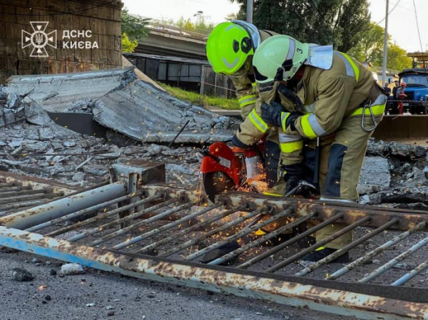 У Києві ліквідовують наслідки обвалення частини Повітрофлотського шляхопроводу