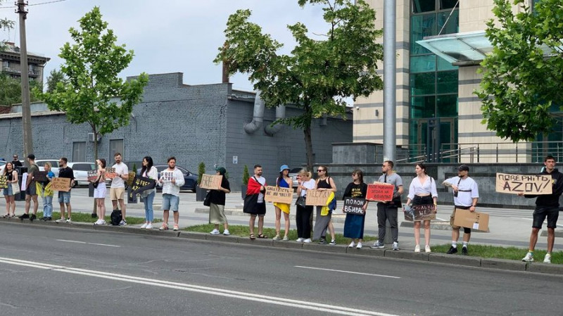 "Байдужість вбиває": в Києві провели акцію на підтримку військовополонених