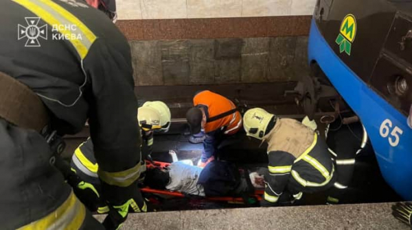 У Києві з-під вагону метро дістали тіло загиблої жінки
