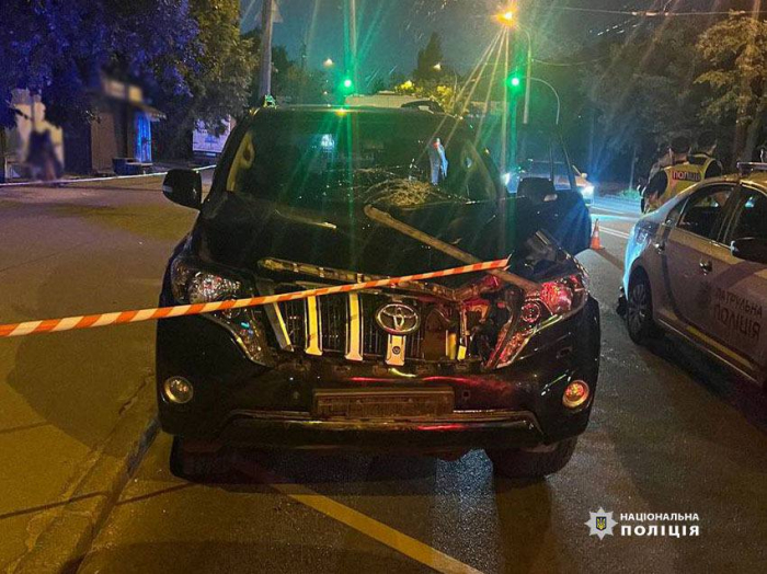 В Киеве водитель проехал на красный, начал убегать от полиции и насмерть сбил человека -