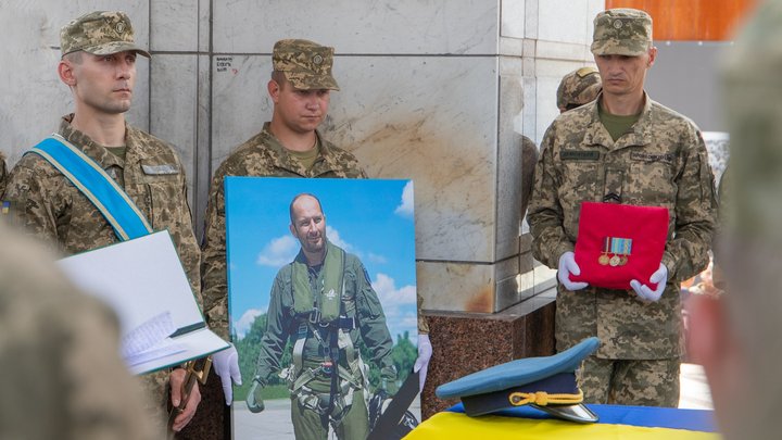 У Києві провели в останню путь одного з "Привидів Києва" — льотчика Валентина Коренчука