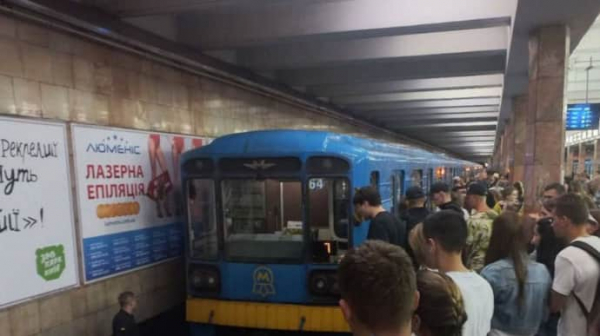 У столичному метро жінка потрапила під потяг: закривали 4 станції