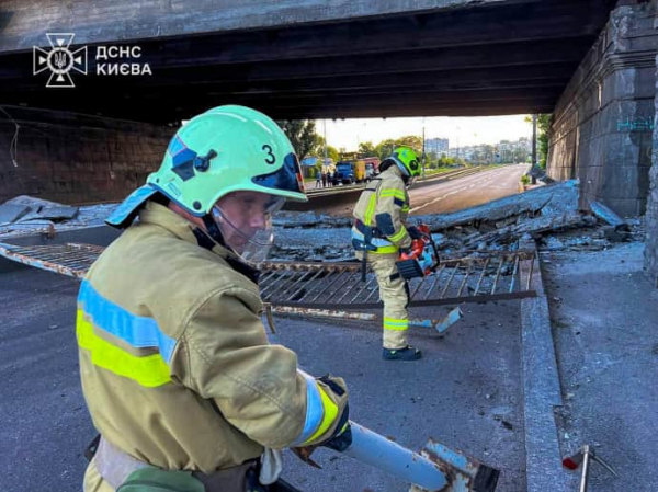 У Києві ліквідовують наслідки обвалення частини Повітрофлотського шляхопроводу