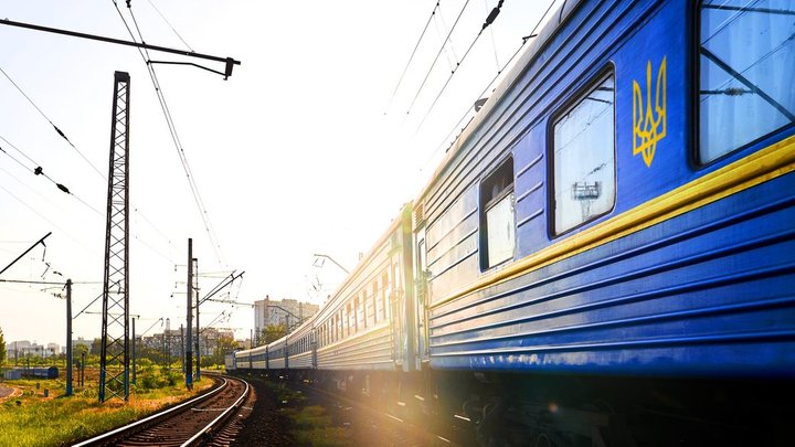 Укрзалізниця запускає додаткові потяги до Одеси та в напрямку Карпат