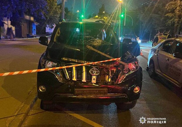 В Киеве водитель проехал на красный, начал уезжать от полиции и насмерть сбил человека. 