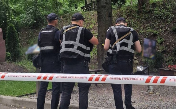 Поліція затримала жінку, яка сплюндрувала могили військових Да Вінчі, Джуса та Петриченка