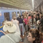 У Київському метро людина потрапила під потяг