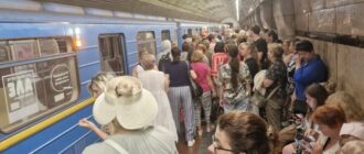 У Київському метро людина потрапила під потяг