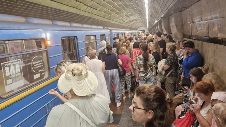 У Київському метро людина потрапила під потяг