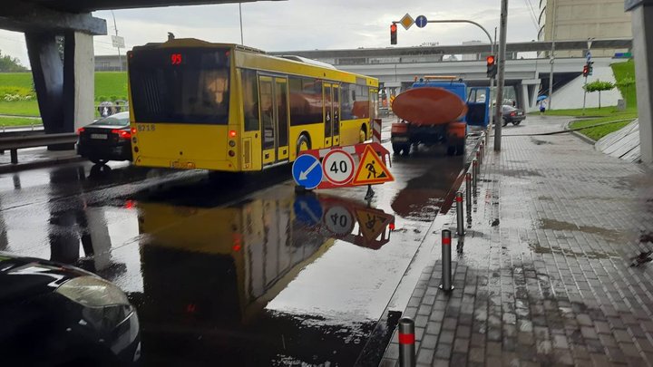 Потужна злива затопила вулиці у Києві. Де найскладніша ситуація