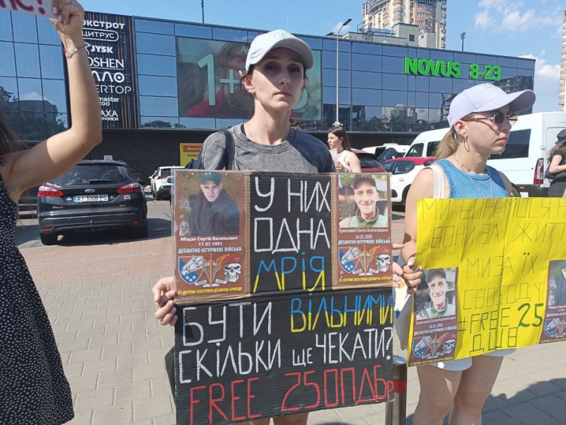 "Free Azov": акція-нагадування про військовополонених відбулася у Києві