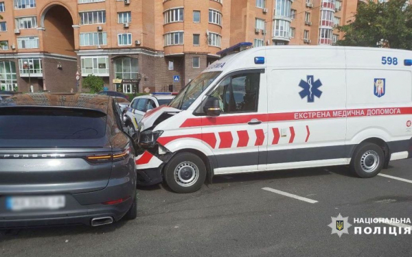 
В Киеве произошло ДТП с скорой: пострадала беременная женщина (фото)
