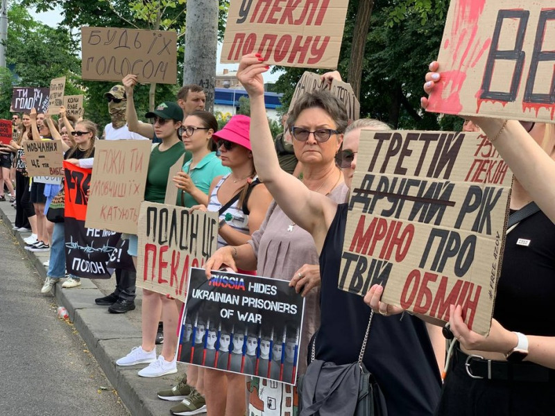"Байдужість вбиває": в Києві провели акцію на підтримку військовополонених