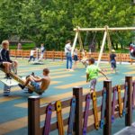 Гойдалки, лабіринти і тренажери: на Київщині облаштували дитячий майданчик