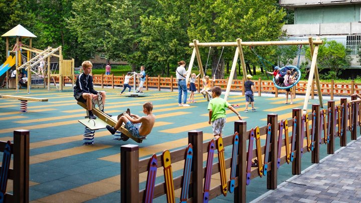 Гойдалки, лабіринти і тренажери: на Київщині облаштували дитячий майданчик