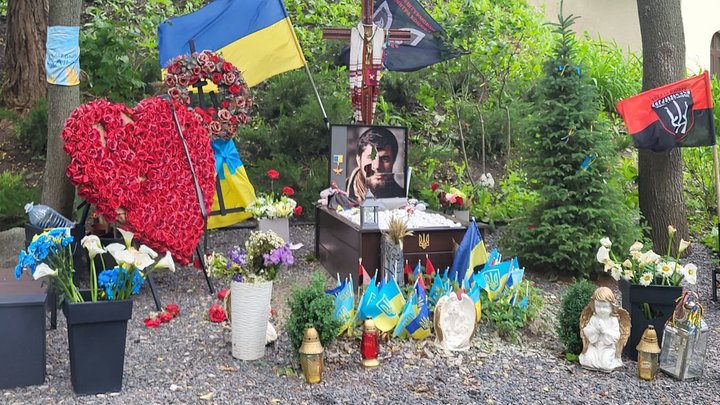 У Києві пошкодили могили "Да Вінчі", "Джуса", Петриченка: правоохоронці затримали підозрювану