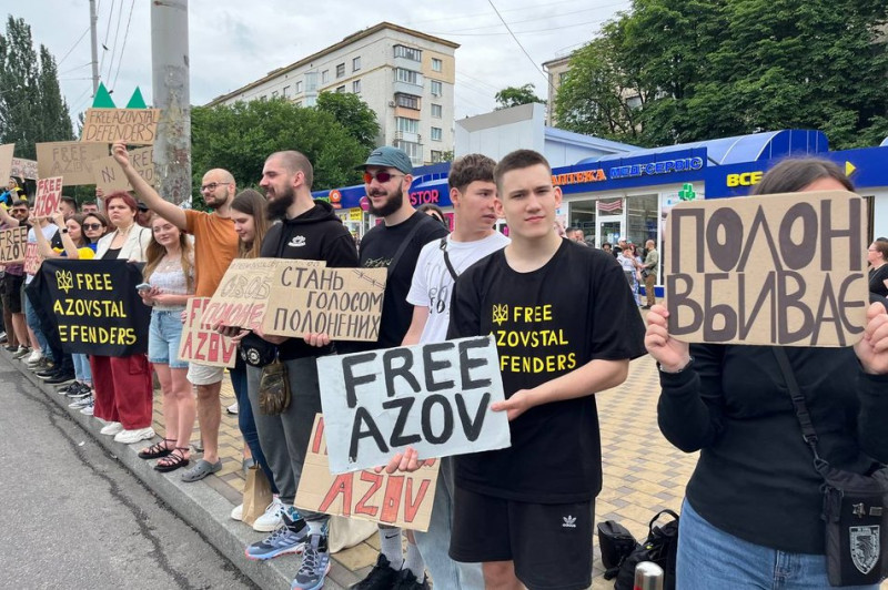 "Не мовчи, полон вбиває": у Києві відбулася щотижнева акція на підтримку військовополонених