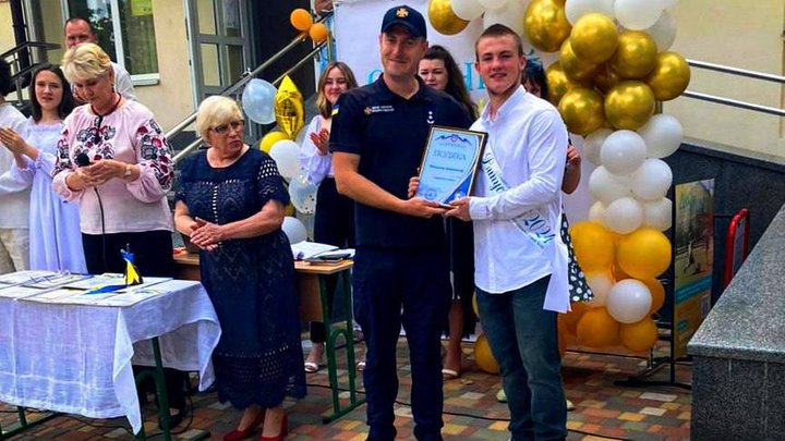 Проявив відвагу і рішучість під час пожежі: 9-класник із Київщини отримав подяку від рятувальників