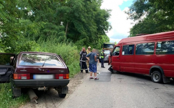 
На Киевщине маршрутка с пассажирами столкнулась с легковушкой, есть пострадавшие: детали, фото

