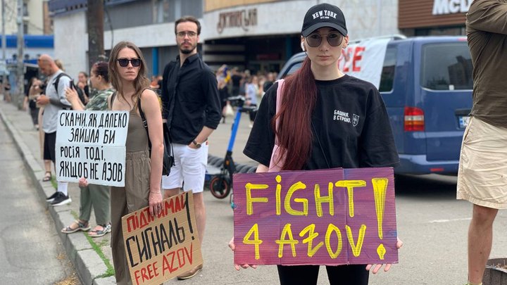 "Байдужість вбиває": в Києві провели акцію на підтримку військовополонених