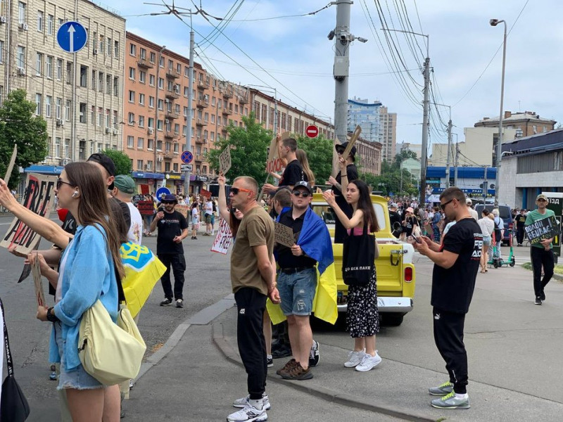 "Байдужість вбиває": в Києві провели акцію на підтримку військовополонених