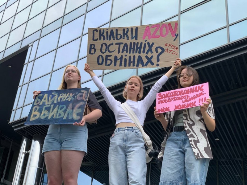 "Байдужість вбиває": в Києві провели акцію на підтримку військовополонених