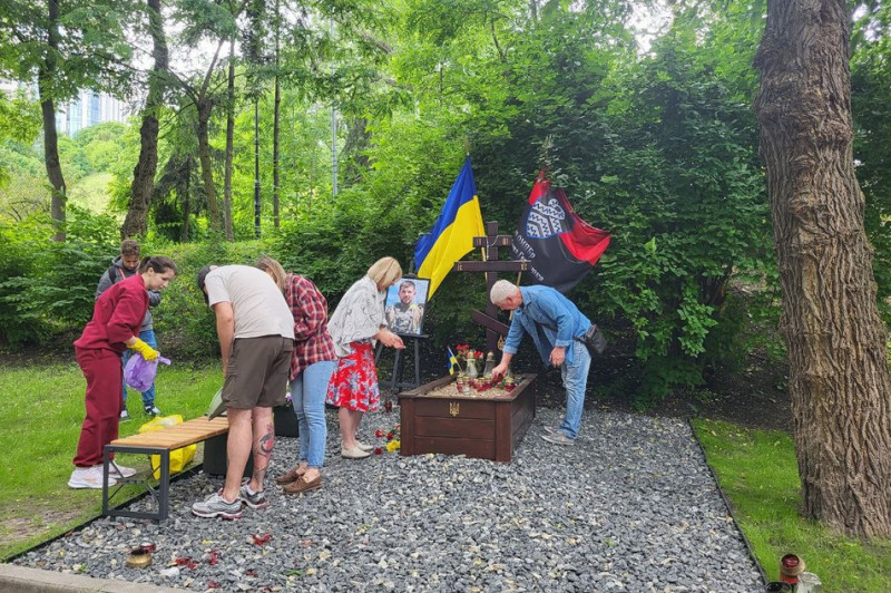 У Києві пошкодили могили "Да Вінчі", "Джуса", Петриченка: правоохоронці затримали підозрювану