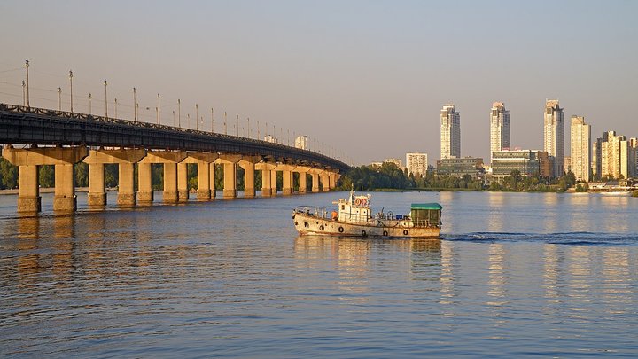 Можуть з'явитись "водоспади": на мосту Патона в Києві починають тестування тепломереж