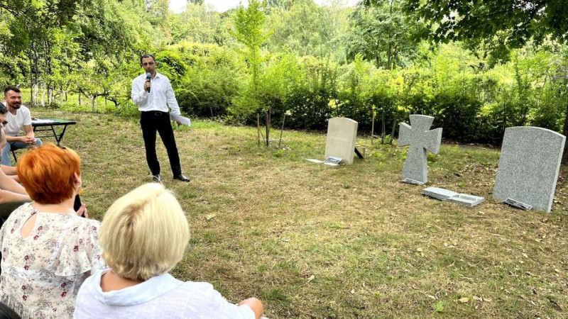 Національне військове меморіальне кладовище: Мінветеранів презентувало зразки намогильних плит