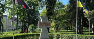 Вандалы за 5 000 гривен сделали нецензурную надпись на польском на памятнике Бандере в Киеве