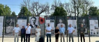 На Подолі відкрили вуличну виставку "Мововбивство — складова рашизму"