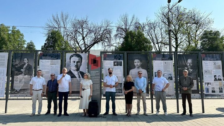 На Подолі відкрили вуличну виставку "Мововбивство — складова рашизму"