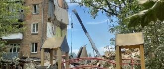 Чи підлягає відновленню: фахівці почали обстежувати пошкоджений ракетою будинок на Сирці