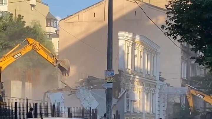 "Шокуюча ситуація": у КМДА та поліції відреагували на знесення садиби Зеленських