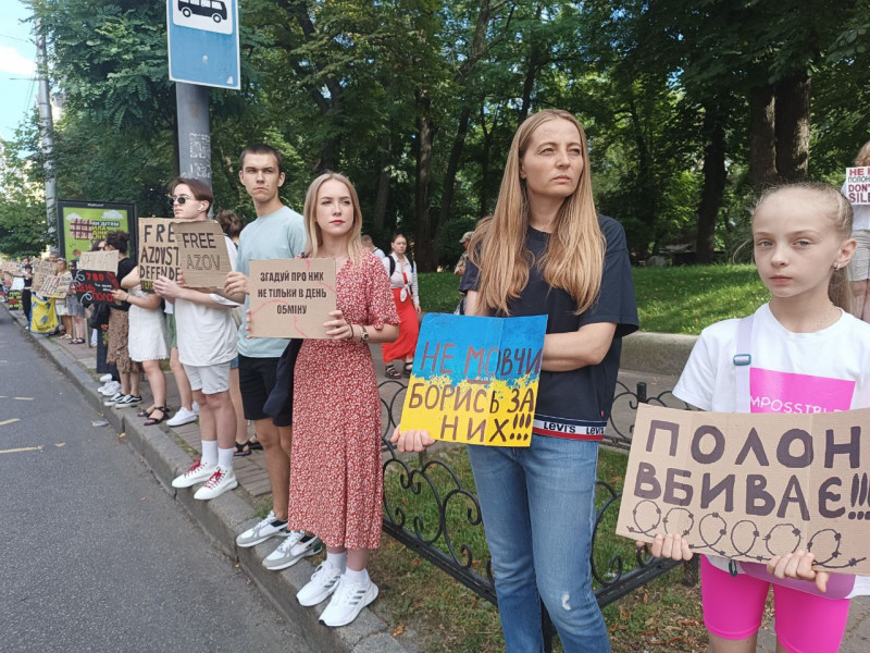 "Досить почесного полону": у Києві відбулася традиційна акція на підтримку звільнення військовополонених