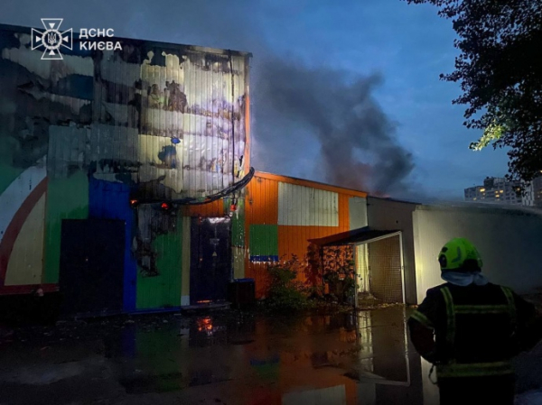 У Києві горів супермаркет: пожежу гасили півсотні рятувальників