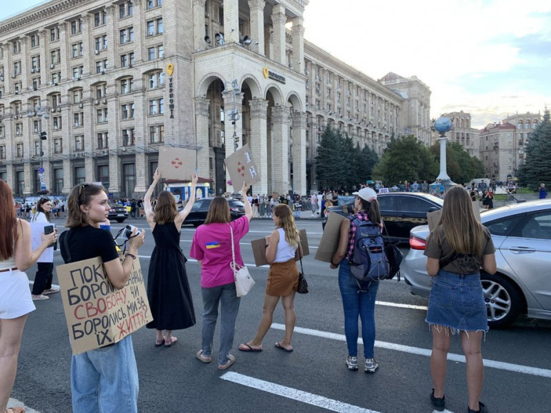 У Києві на мітингу на підтримку військовополонених вшанували військових, загиблих під час теракту в Оленівці