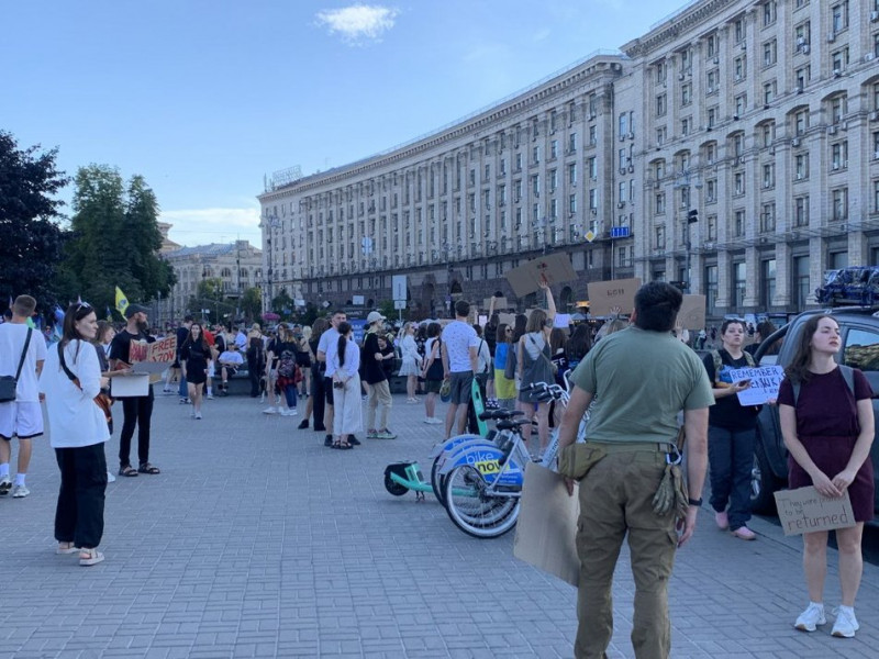 У Києві на мітингу на підтримку військовополонених вшанували військових, загиблих під час теракту в Оленівці