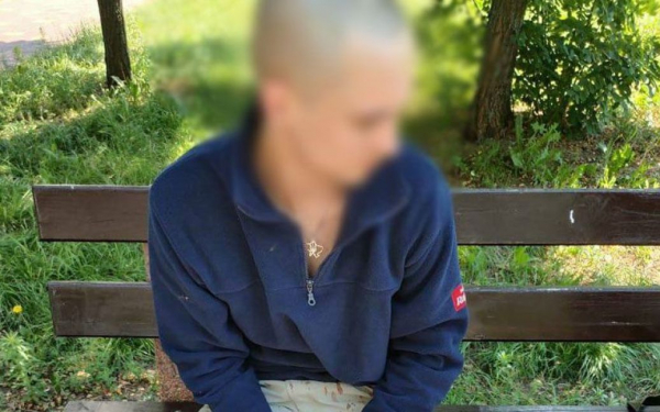 
В Киеве пьяный молодчик нанес тяжелые ранения прохожему маникюрными ножницами: фото
