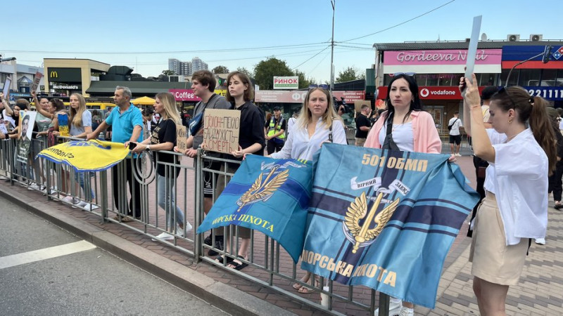 "Мовчання вбиває". У Києві пройшов мітинг на підтримку військовополонених